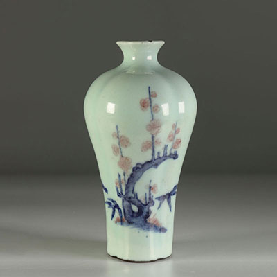 Vase en porcelaine céladon et rouge fer et bleu . Chine Marque et époque Qianlong ?