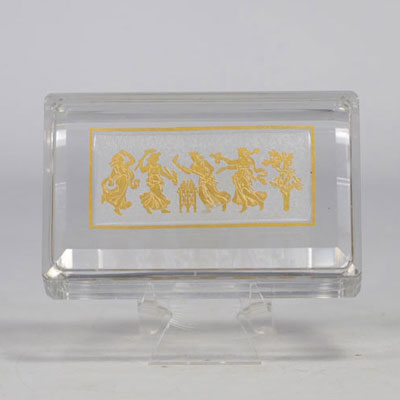 Boîte couverte en Val Saint Lambert transparente avec personnages en ormolu 