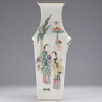 Vase en porcelaine de forme carrée à décor de jeunes femmes