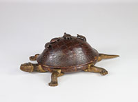 Japon boîte en forme de tortue carapace en cuire surmonté de jeune tortues