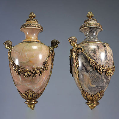 Imposante paire de cassolettes en marbre et bronze ornées de têtes et fleurs