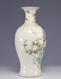 Grand Vase en porcelaine de la famille rose à décor végétal marque sous la pièce 