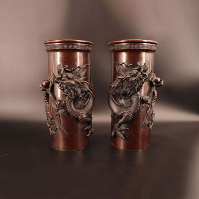 Rare paire de vases japonais en bronze à décor de dragons marque sous la pièce 19ème