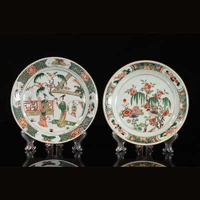 Chine - lot de deux assiettes en porcelaine de la famille verte à décor de personnages et d'oiseaux carpes et crevettes égrenures un cheveu époque Kangxi