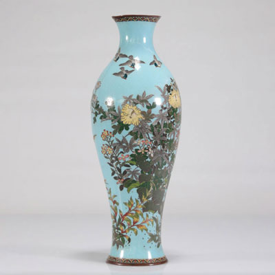 Vase japonais cloisonné bleu clair à décor d'oiseaux et de fleurs. Epoque Meiji
