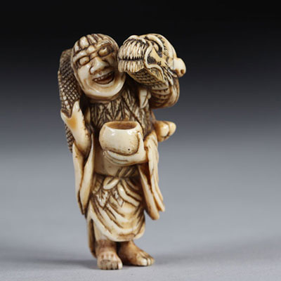 Netsuke / Okimono carved - Gama-Sennin carrying a dragon. Japan Meiji 19th century