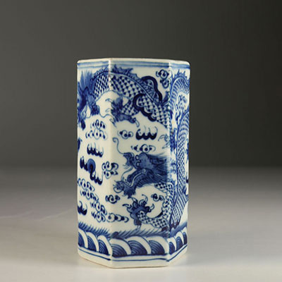 Pot à pinceaux en porcelaine blanc bleu au dragon .Chine XIXème