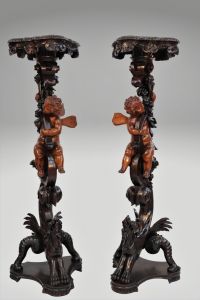 Imposante paire de sellettes (1m63) en bois sculpté d'anges et dragons XIXème