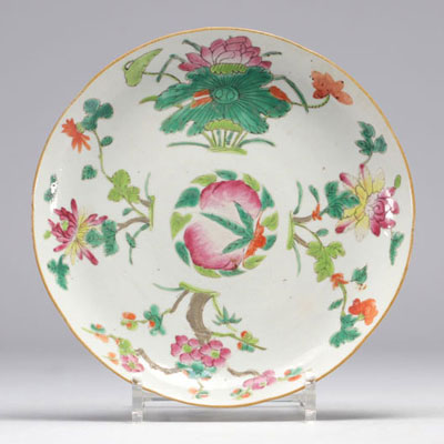 Assiette en porcelaine de la Famille Rose à décor de différentes fleurs sur fond blanc du XIXe siècle