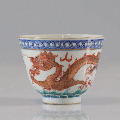 Porcelain famille rose dragon bowl in iron red