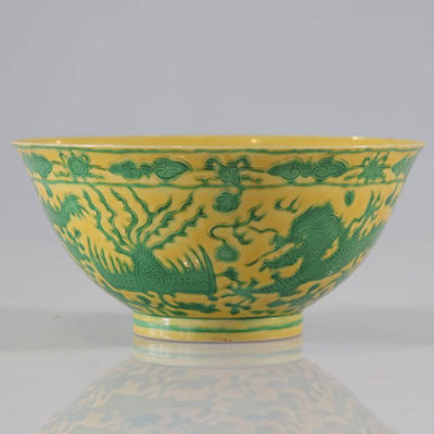 Dragon porcelain bowl in green enamel on a yellow background Qianlong mark