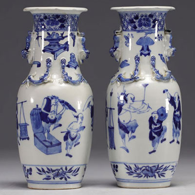 Chine - Paire de vases en porcelaine bleu blanc à décor de personnages, marque de Kangxi,  XIXe siècle.
