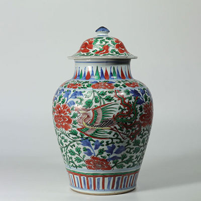 Potiche couverte en porcelaine de chine 17ème à décor de fleurs et phénix