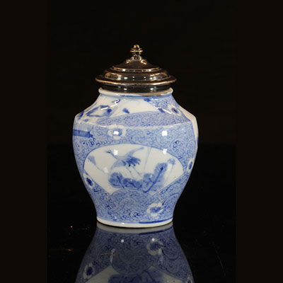 Japon - Pot couvert en porcelaine du japon
