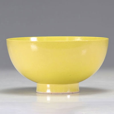 Bol en porcelaine monochrome jaune marque et époque Daoguang (道光) du XIXe siècle