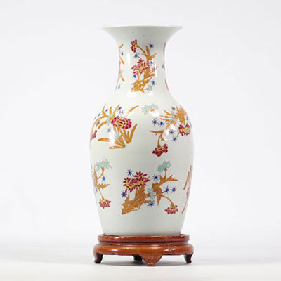 Vase en porcelaine de chine famille rose à décor floral sur fond blanc