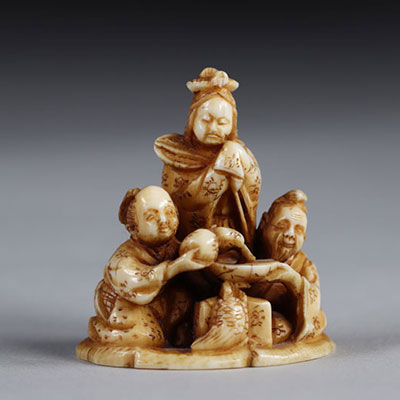 Netsuke carved - 3 figures. Japan Meiji period around 1900