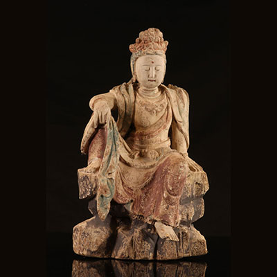 Guanyin assise en bois sculpté polychrome époque tang/Ming ? pied restauré