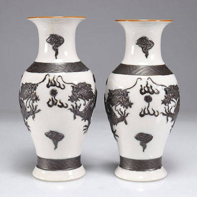 Pair of Nanjing vases decorated with dragons