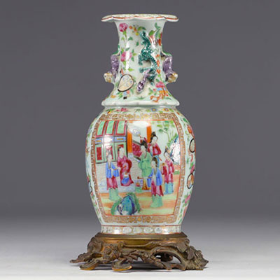 Chine - Vase en porcelaine de Canton monté sur bronze, XIXe siècle.