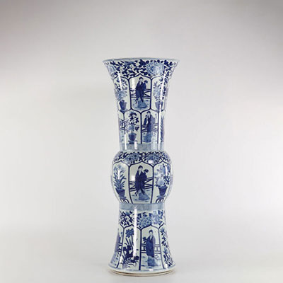 Chine imposant vase blanc bleu à décor de personnage
