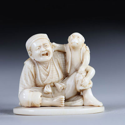 Netsuke sculpté d'un singe tirant l'oreille de son maitre. Japon époque Meiji fin 19ème