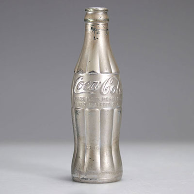 Andy Warhol. « You're in » - 1966 / 1967. Peinture aérosol sur bouteille de marque Coca Cola, contient une partie de la capsule.