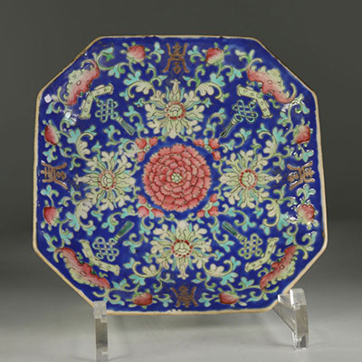 Porcelain dish, Tongzhi brand and period, 19th century China.