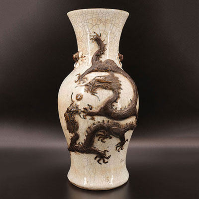 Chine - vase en porcelaine craquelée de Nankin à décor de dragons à cinq griffes