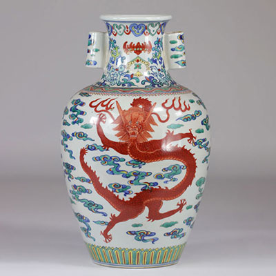 Chine vase en porcelaine Doucai à décor de dragons marque sous la pièce