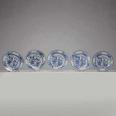 Chine - Ensemble de cinq assiettes en porcelaine blanc bleu,  XVIIIe siècle, Période Chienlung