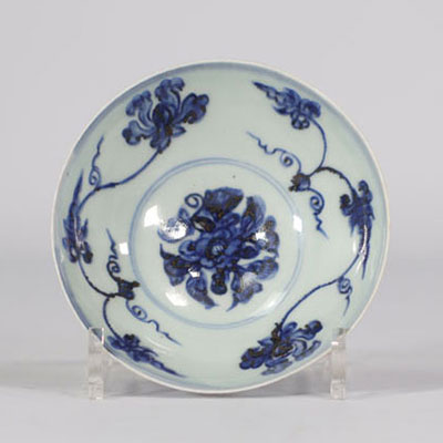 Bol blanc et bleu à décor de lotus d'époque Xuande (1426 - 1435) ou d'époque Chenghua (1465-1487)
