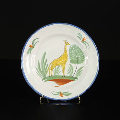Waly France Assiette à la girafe. Bord bleu à 8 lobes. Vers 1827. 