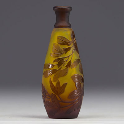 Émile GALLÉ, petit vase en verre multicouche à décor de Glycine.