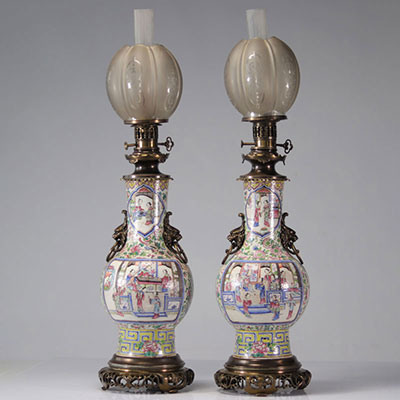 Imposantes paire de lampes en porcelaine de chine famille rose du XIXe siècle