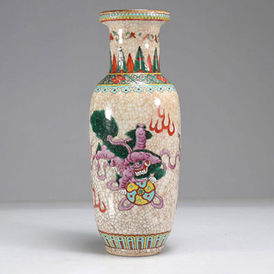 Nanjing porcelain vase decorated with Fô dogs