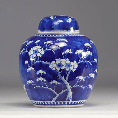 Chine - Pot à gingembre en porcelaine blanc bleu, marque au bleu à quatre caractères, XIXe siècle.