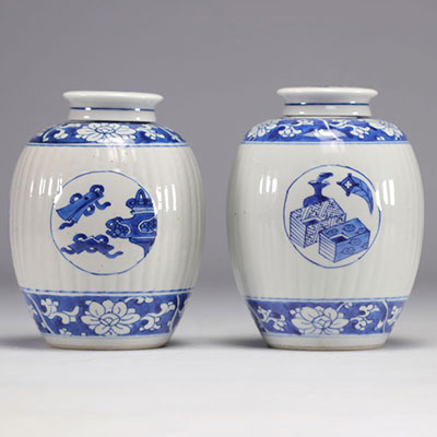 Paire de vases tonneaux couverts d'époque Kangxi.