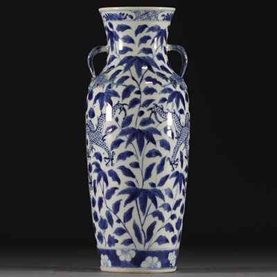 China - A blue-white porcelain vase decorated with dragons, Qing period.