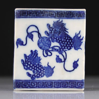 Opium cushion in white blue Chinese porcelain decorated with lions 