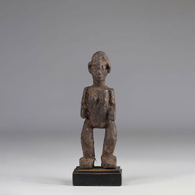 Kassena-Rare statuette and old Kassena statuette (Burkina Faso). Dense wood covered with a thick sacrificial patina. Height without base: 17.5 cm.