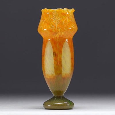 Charles SCHNEIDER (1881-1953) - Vase en verre multicouche à décor de feuillages, avec signature au berlingot bleu, blanc et rouge