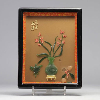 Cadre chinois à décor de jades sculptés de l'époque république (1912-1949)