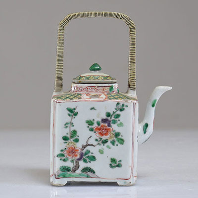 Théière en porcelaine famille verte Kangxi à décor floral