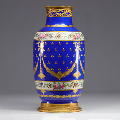 Sèvre, vase en porcelaine bleue à décor de fleurs sur monture en bronze