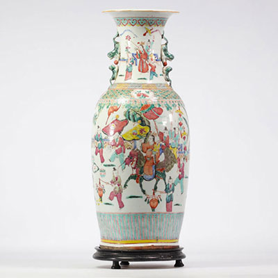 Grand vase en porcelaine de chine famille rose à décor de personnages XIXème