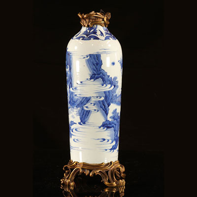 Vase en porcelaine de chine blanc bleu 17ème époque transition