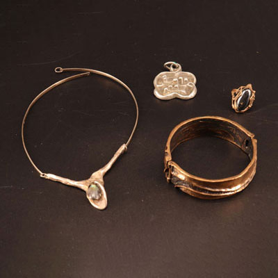 Lot de 4 bijoux d'artistes 1 colier 1 bague 1 pendentif et 1 bracelet