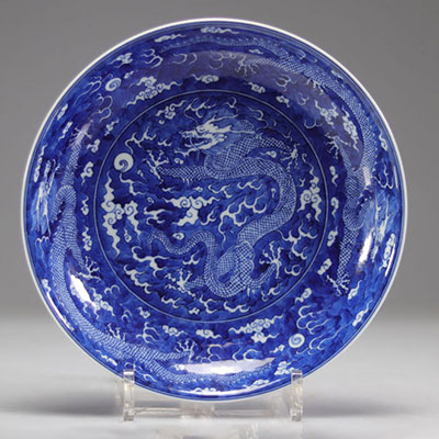 Plat en porcelaine blanc bleu à décor de dragons impériaux marque Daoguang