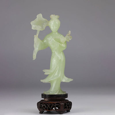 Chine jade sculpté d'une jeune femme vers 1900 fleur recollée